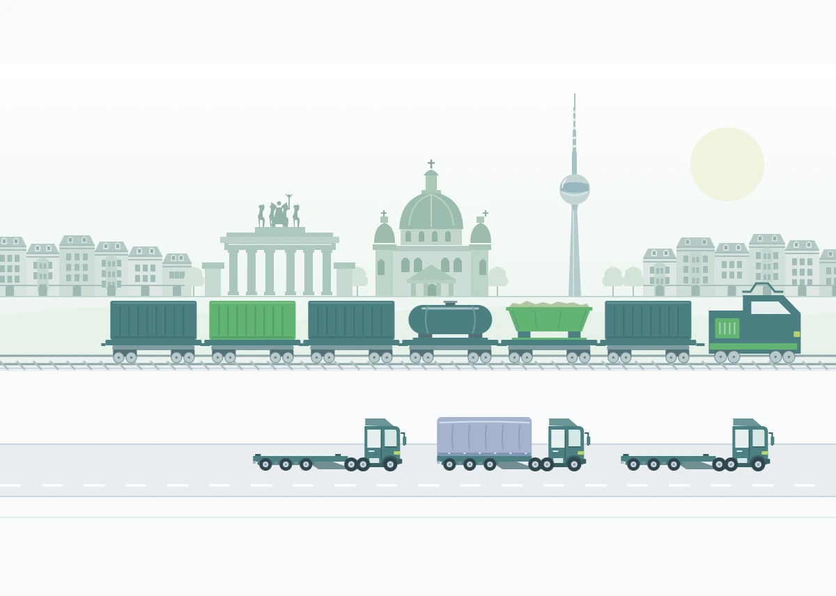 Güterverlagerung vor der Berliner Silhouette: beladener Güterzug mit Container-, Tank- und Schüttgutladung sowie Planen-LKW auf der Straße.